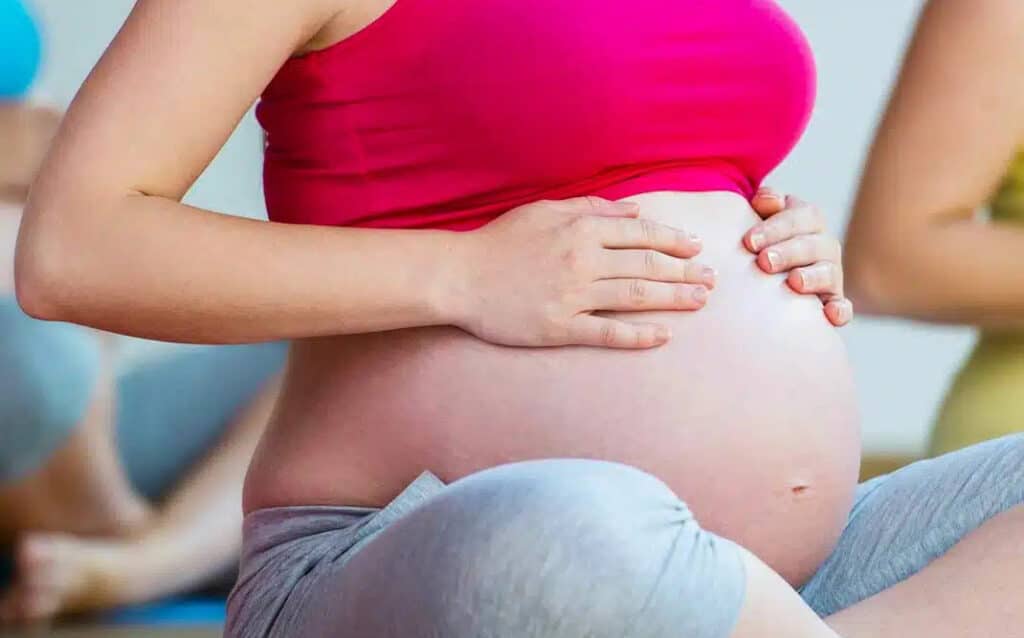 mujer embarazada en clase grupal fisioterapia