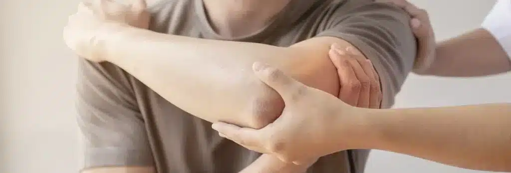 osteópata comprobando estado brazo codo paciente