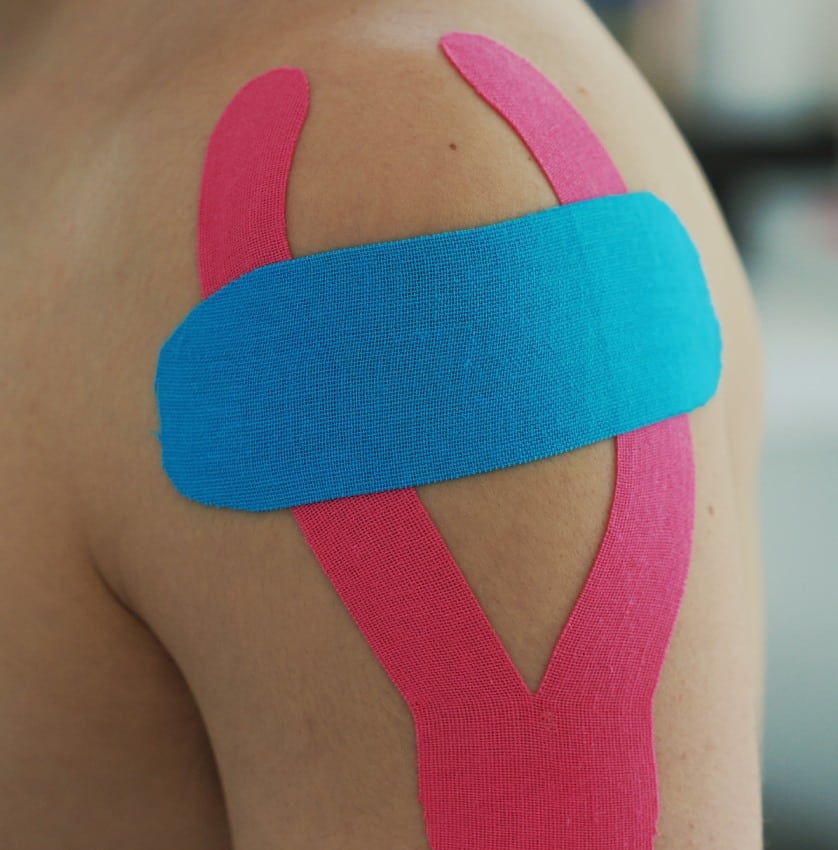 hombro con cintas de kinesiotape